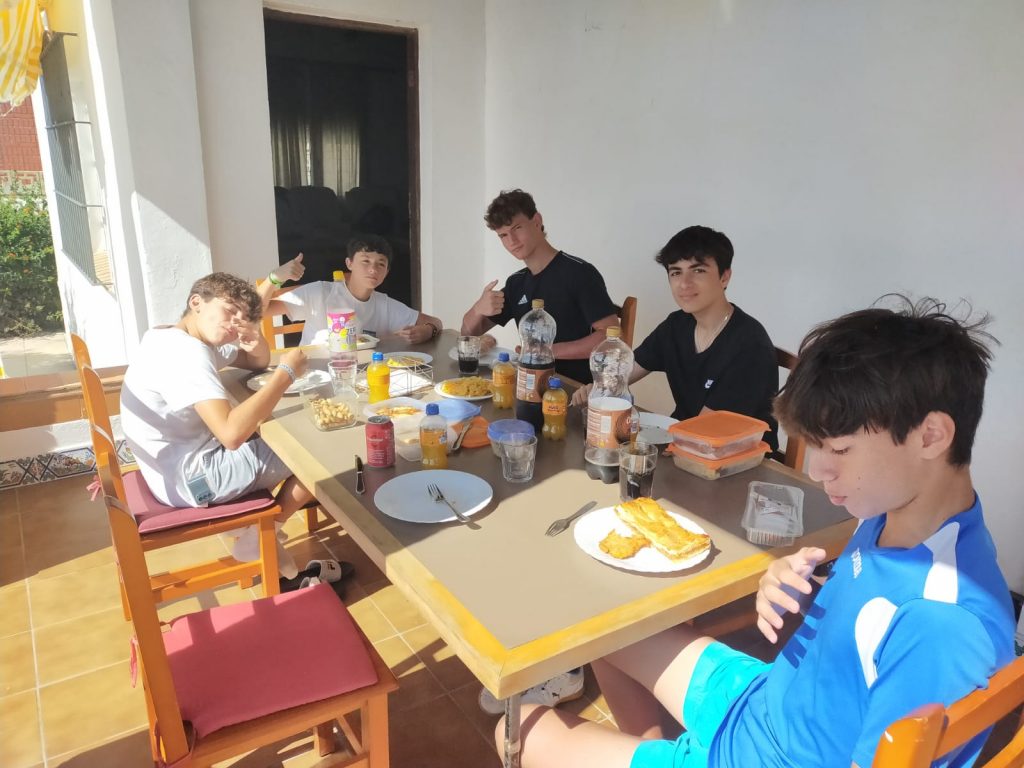 Actividades para jóvenes en Huelva, desayuno de convivencia.